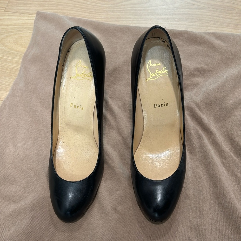 Christian Louboutin black leather heels pump 39.5 8.5